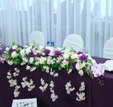 Inchiriere aranjament floral central alb- mov, pentru masa de prezidiu