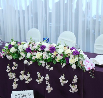 Inchiriere aranjament floral central alb- mov, pentru masa de prezidiu foto