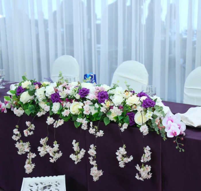 Inchiriere aranjament floral central alb- mov, pentru masa de prezidiu