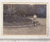 Bnk foto Romania - Femeie pe bicicleta - interbelica, Alb-Negru, Romania 1900 - 1950, Transporturi