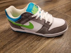 Vand Adidasi Nike foto
