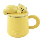 Cana cu capac din ceramica si lingurita Pufo Sleepy Bear pentru cafea sau ceai, 320 ml, galben