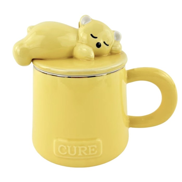 Cana cu capac din ceramica si lingurita Pufo Sleepy Bear pentru cafea sau ceai, 320 ml, galben
