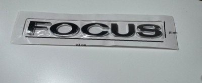Emblema scris FOCUS foto