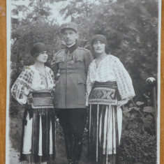 Fotografie interbelica necirculata ; Costume populare si militar