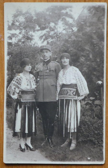 Fotografie interbelica necirculata ; Costume populare si militar