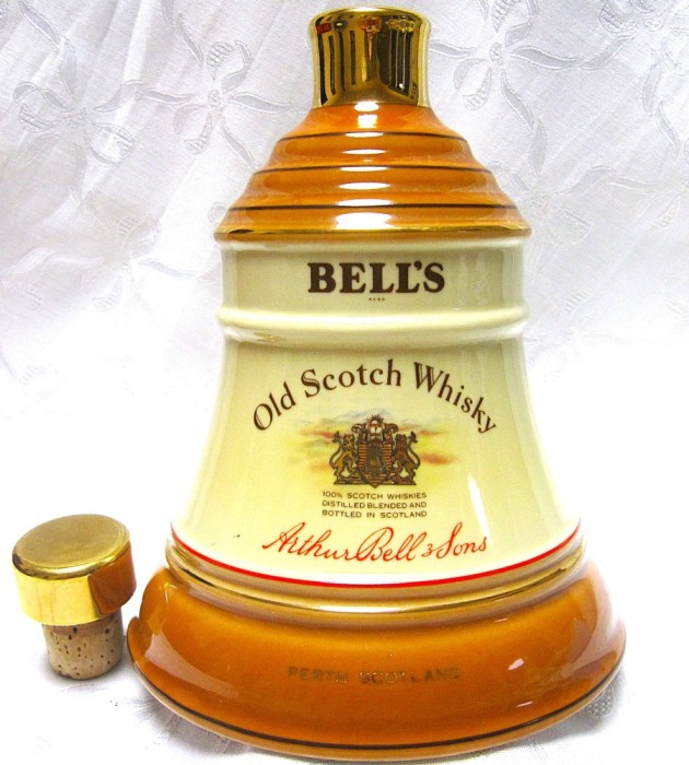 DECANTOR BAUTURA STICLA PORTELAN WADE OLD SCOTCH WHISKY ARTUR BELL&amp;SONS SCOTIA