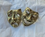 Brosa masti teatru Comedia si Tragedia