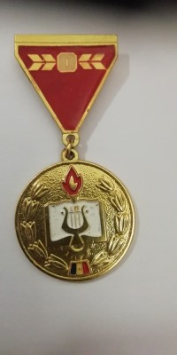 QW9 J 94 - Insigna - tematica comunism - Cintarea Romaniei locul 1 - 1979 - 1981 foto