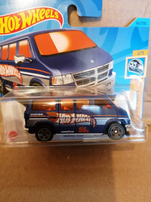 2023 Hot Wheels 66/250 HW 55 Race Team 2/5 DODGE VAN