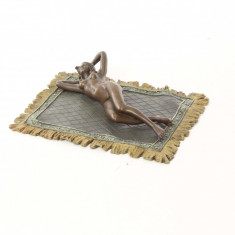 Nud pe o carpeta- statueta din bronz masiv ND-12