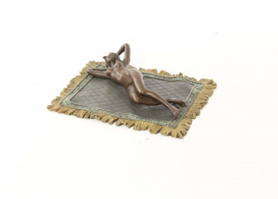 Nud pe o carpeta- statueta din bronz masiv ND-12 foto