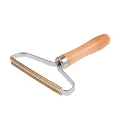 Instrument portabil pentru indepartarea scamelor de pe haine