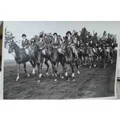 Fotografie, tinere la concurs hipic, 1938