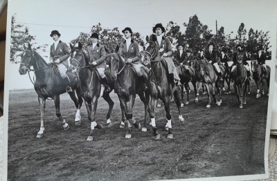 Fotografie, tinere la concurs hipic, 1938 foto