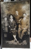 Fotografie tip carte postala, necirculata, familie, 1929