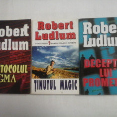 ROBERT LUDLUM - 3 volume: DECEPTIA LUI PROMETEU // PROTOCOLUL SIGMA // TINUTUL MAGIC
