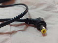 Incarcator/alimentator/adaptor CU CAMBLU SCURT SI MULT MAI GROS FATA DE CELE DE ALIMENTAT TELEFOANELE,se incarca de la priza de bricheta de la auto