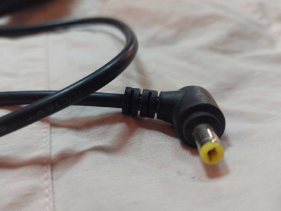Incarcator/alimentator/adaptor CU CAMBLU SCURT SI MULT MAI GROS FATA DE CELE DE ALIMENTAT TELEFOANELE,se incarca de la priza de bricheta de la auto foto