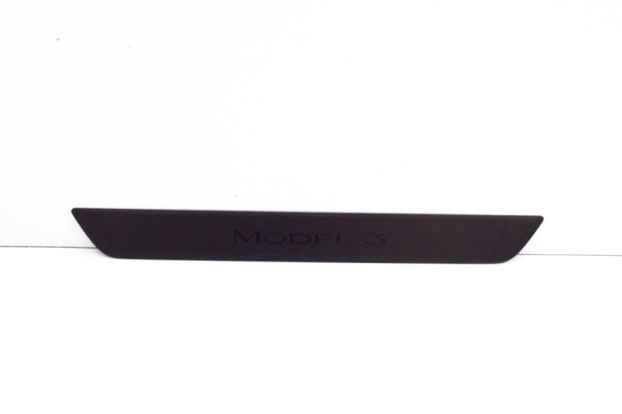 Ornament prag dreapta față TESLA MODEL 3 2021 OEM: 1504763-00-C 20813955