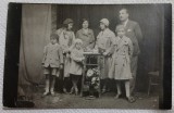 Fotografie tip Carte postala, Grup de adulti cu copii, perioada interbelica