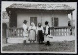 Fotografie, Doua femei si doi barbati in port popular romanesc, perioada interbelica
