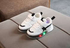 Adidasi albi cu stea neagra si cu luminite (Marime Disponibila: Marimea 23) foto