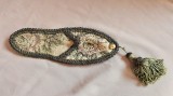 VECHI PAPUC DECORATIV DE AGATAT DIN MATERIAL TIP TAPITERIE CU MARGINI FIR METAL