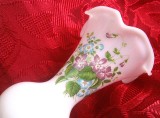 VAZA STICLA OPALINA DECOR FLORAL CU TOPORASI SI FLORI DE NU MA UITA 21 CM