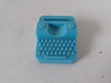 Ascutitoare veche Polonia, anii 80, in forma de masina de scris, plastic, 5x5x2cm