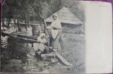 Carte postala, Romania, mama cu fiice in costume traditionale, la spatal la rau, inceput de secol XX