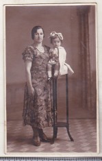 bnk foto Portret de femeie cu copil - Foto Olteanu Campina foto