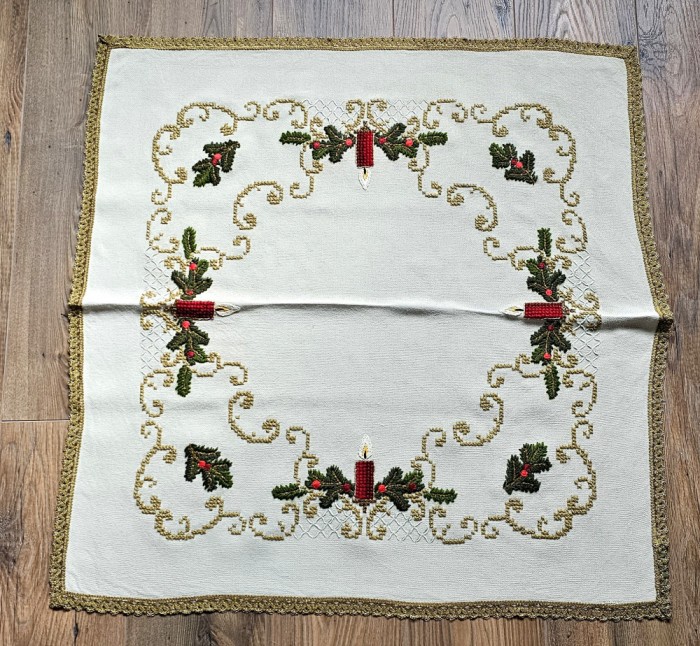 FATA DE MASA VINTAGE CU MARGINI FIR METALIC SI MODEL CUSUT MANUL