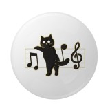 Insigna rotunda cu pisica si note muzicale, 58 mm, prindere cu ac metalic