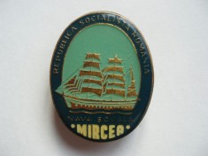 ROMANIA - INSIGNA MILITARA NAVALA - NAVA SCOALA (BRICUL) MIRCEA , RSR , IM 1.128 foto