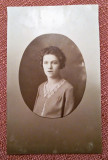 Portret de femeie - Fotografie veche tip CP, probabil interbelica 13,5X8,5 cm, Alb-Negru, Romania 1900 - 1950, Portrete