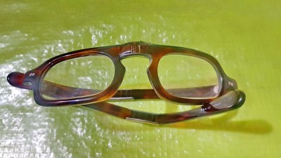 G224-I-Ochelari vechi bachelita pliabili Hong Kong 200 atipici marime mica. foto