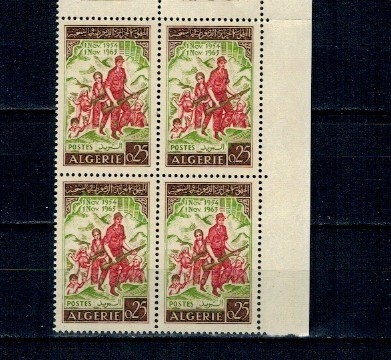 Algeria 1963 - Revoluția, soldați, arme, bloc de 4 neuzat