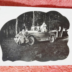 Fotografie tip carte postala, grup de prieteni in drum spre Bucuresti, venind de la nunta, 1928