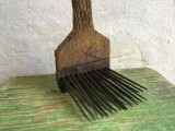 Darac vechi taranesc din lemn si metal realizat manual pentru prelucrat / scarmanat lana sau canepa prima jumatate a sec XX !