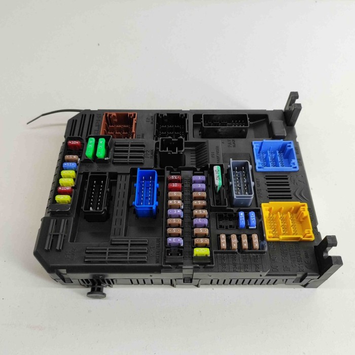 Modul panou de siguranțe OPEL MOKKA 2022 OEM: 9832881080