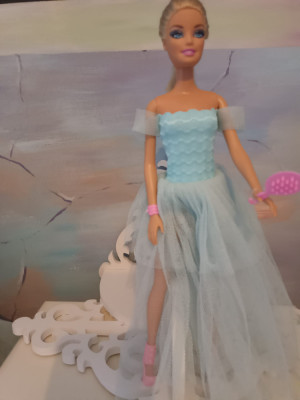 Papusa Barbie cu rochie moderna foto
