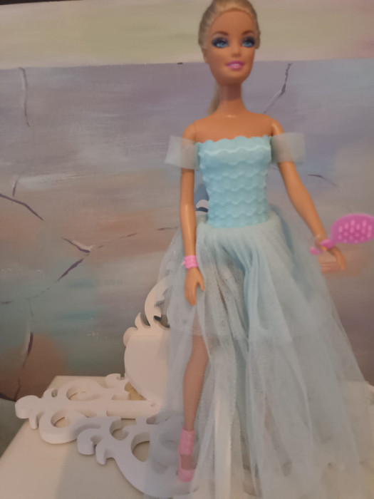 Papusa Barbie cu rochie moderna