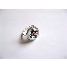 Inel sticla rosu si negru pe fundal alb, inel reglabil cu motiv traditional 29071