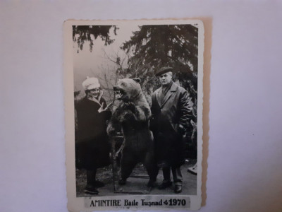 Fotografie dimensiune 6/9 cm cu cuplu &amp;icirc;n Băile Tușnad județul Harghita &amp;icirc;n 1970 foto