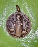 G400-Raritate-Pandativ medalion vechi Papa Sfantul Benedict-CSSML-NDSMD-CSPB-IVB-VRS-NSMV-SMQI- bronz masiv aurit, diametrul 5 cm.