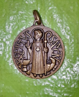 G400-Raritate-Pandativ medalion vechi Papa Sfantul Benedict-CSSML-NDSMD-CSPB-IVB-VRS-NSMV-SMQI- bronz masiv aurit, diametrul 5 cm. foto
