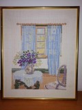 Tablou mare cusut brodat broderie veche inramata lucrat manual secventa de camera fereastra masa cu buchet flori in vaza rama lemn fara sticla