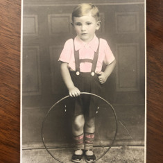 Fotografie veche reprezentand un baietel cu cercul, perioada interbelica
