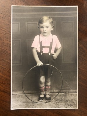 Fotografie veche reprezentand un baietel cu cercul, perioada interbelica foto